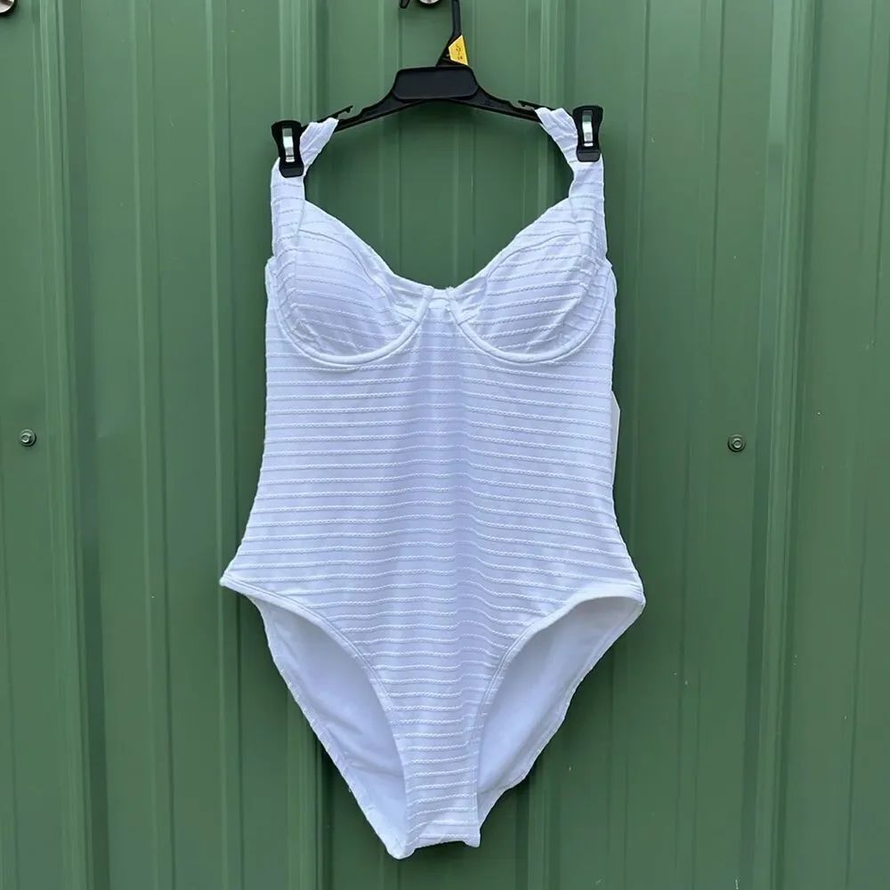 Women’s Textured Stripe Underwire One Piece Swimsuit Bathing Suit Size L